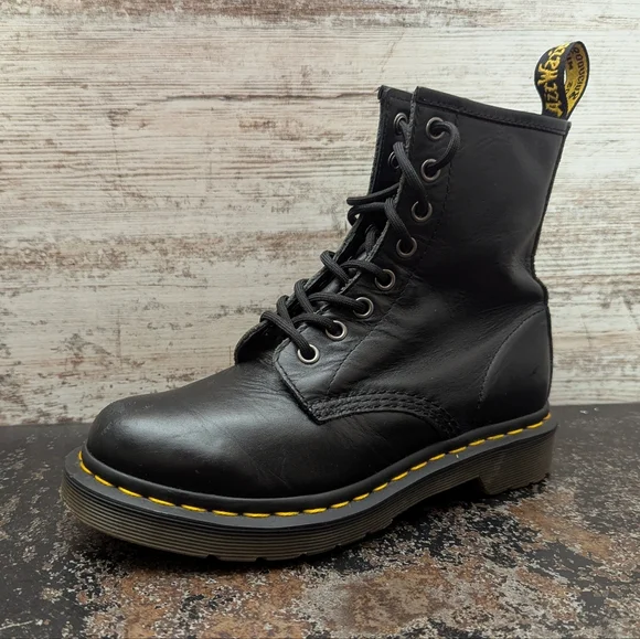Womens Dr. Martens Combat Boots Sz 6 Used Black Leather 11821 Classic - Picture 1 of 7